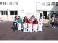 Yüzlerindeki tebessüm oldular