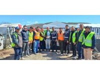 Deprem bölgesindeki temizlik işçisi, içerisi dolu cüzdanı polis ekiplerine teslim etti