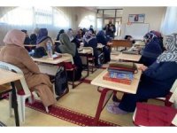 Narkotik polisleri annelere madde bağımlılığını anlattı