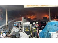 Lastik üretim tesisi alev alev yandı: Bölgedeki evler tahliye edildi