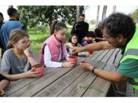 Minik eller fidanları deprem anısına dikti