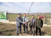 Depremde hayatını kaybedenler anısına fidan diktiler