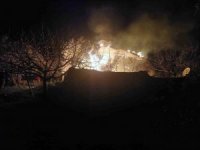 İzmir’de soba kaynaklı çıkan yangında bir ev alev alev yandı