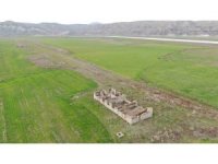 Sular çekildi, eski tren garı gün yüzüne çıktı