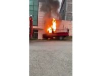 Park halindeki kamyonet işte böyle yandı