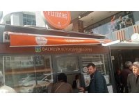 Edremit’te vatandaş Fırıntaş’ın 350 gramlık pidesine hücum etti