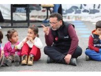 Vali Gökmen Çiçek, Adıyaman’da depremzede çocukların oyun davetini kırmadı