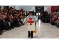 Minik öğrencilerden sıra dışı defile