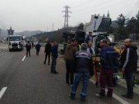 Bilecik’te kontrolden çıkan kamyon bariyerlere devrildi