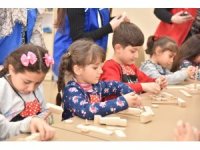 Depremzede minikler hem öğreniyor hem de eğleniyor
