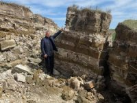 Depremde Girik köyünde fay kırığı oluştu