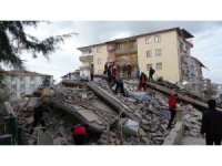 Malatya’da 4 katlı ağır hasarlı bina çöktü