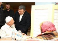 Vali Atay, iftarını depremzedelerle yaptı