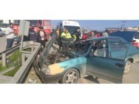 D-100’de bariyerlere çarpan Tofaş kağıt gibi ezildi: 2 yaralı