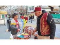 Sokak sokak gezip Osmanlı macunu satıyor