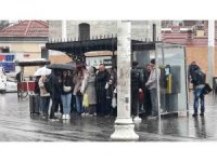 Taksim’de aniden başlayan yağmura vatandaşlar hazırlıksız yakalandı