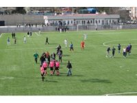 Yenilen takımın yöneticileri hakeme saldırdı