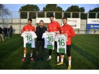 Altay Bayındır, İsmail Yüksek ve Mehmet Zeki Çelik’e Bursaspor forması hediye edildi