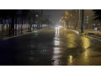 Elazığ’da sağanak etkili oldu, yollar göle döndü
