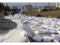 Parçalanan tırın dorsesindeki 200’e yakın un çuvalı etrafı dağıldı