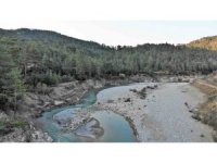 Derenin ayırdığı 2 mahalle 50 metrelik mesafede orucu 3 dakika geç açıyor