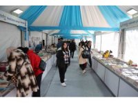 Eyüpsultan’daki kitap fuarı kitapseverlerin buluşma noktası halinde geldi