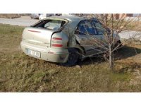 Aydınlatma direğine çarpan otomobilin sürücüsü kazayı yaralı atlattı