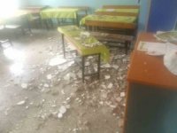 Okulda tavan sıvası düştü, 2 öğrenci yaralandı