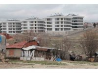 Bir yanda milyonluk evler diğer yanda viraneler