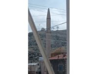 Tomarza’da aşırı rüzgar cami şerefesini düşürdü