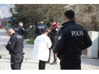 Yolda gördükleri husumetlilerine kurşun yağdırdılar: 1’i ağır 2 yaralı