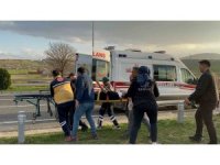 Karşı şeride geçen hafif ticari araç, otomobille çarpıştı: 3 yaralı