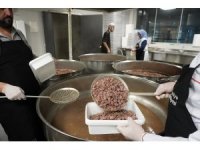 Ümraniye’de her gün iftarlıklar evlere tek tek paketlenip götürülüyor