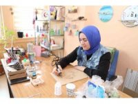Kadınlar atık malzemeleri ekonomiye kazandırıyor