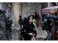 Bursa’da şehir merkezinde kar sevinci