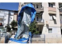 Rüzgârdan dolayı savrulan taziye çadırı, apartmana dayanarak durdu
