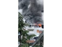 Site içinde bulunan apartmanın çatısı alev alev yandı