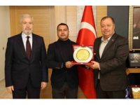 Depremde vatandaşlara kapılarını açan iş yeri sahiplerine plaket
