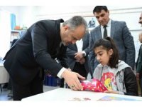 Başkan Aktaş’tan özel öğrencilere hediyeler