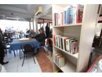 Selçuk’ta, kahvehanelere kitap köşesi
