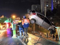 Bakırköy’de otomobil metro yoluna uçtu: 2 yaralı