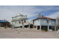 İlk depremde minaresi, ikincisinde kendisi yıkılan cami yan yattı