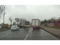 4 aracın karıştığı trafik kazası kamerada