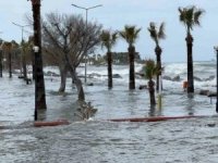 İskenderun'da yağış yine denizi taşırdı