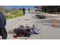 Motosikletler kafa kafaya çarpıştı: 3 yaralı