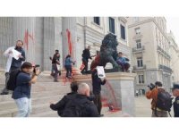 İspanya’da aktivistlerden parlamento binasına boyalı saldırı: 9 gözaltı