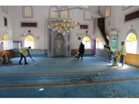 Burhaniye’de Camilerin temizlikleri devam ediyor