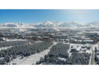 Dronla görüntülenen kar manzarası kartpostallık görüntüler oluşturdu