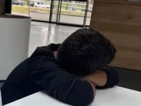 Depremzede olduğunu söyleyen 5 yaşındaki Türk çocuk Hollanda’da tek başına bulundu