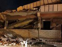 Hatay'da 6 Şubat'taki depremlerde ağır hasar alan bina çöktü